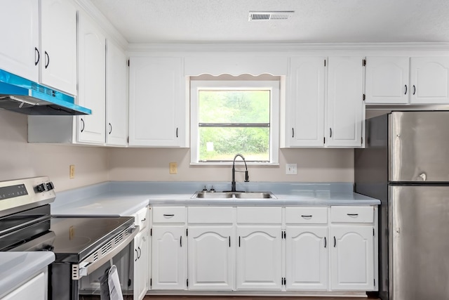 212 Johanna Dr, Ozark, AL 36360 - kitchen featuring appliances with stainless steel finishes, under cabinet range hood, white cabinets, light countertops, and a textured ceiling