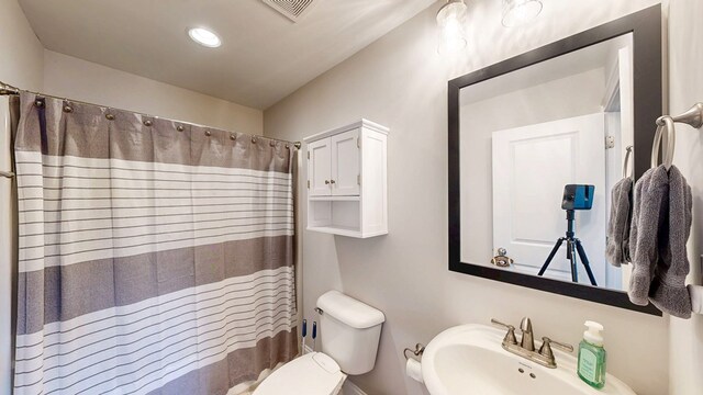 160 Sandbed Rd, Newton, AL 36352 - full bathroom featuring recessed lighting and a shower with shower curtain