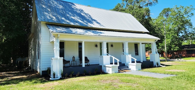 207 W Pullum St, Samson, AL 36477 - view of front of home featuring a porch and a front lawn