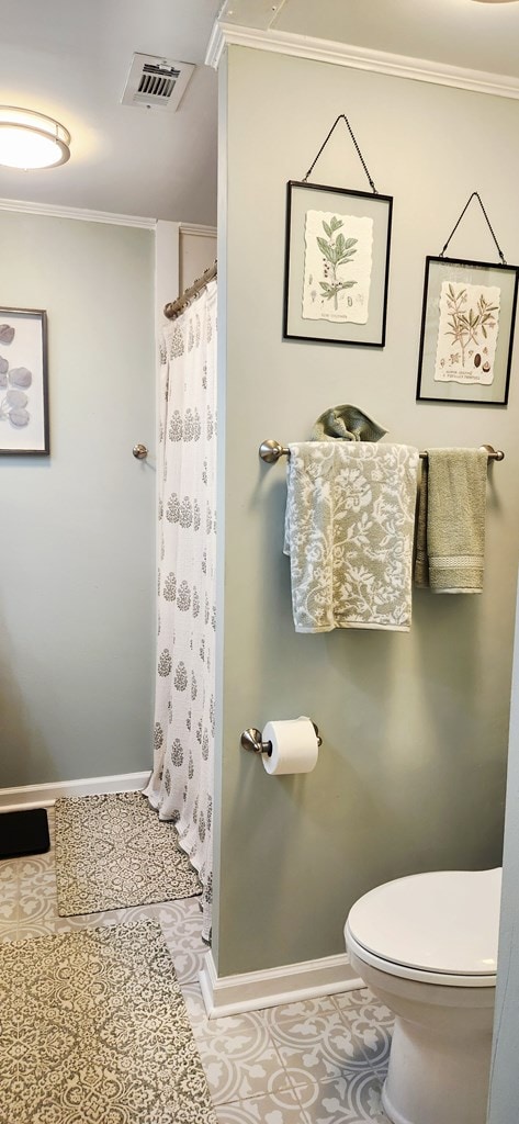 207 W Pullum St, Samson, AL 36477 - bathroom featuring ornamental molding, curtained shower, and tile patterned floors