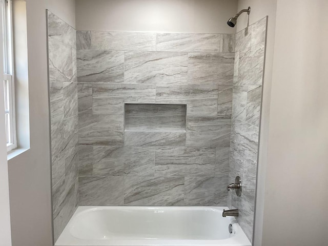 bathroom featuring tiled shower / bath