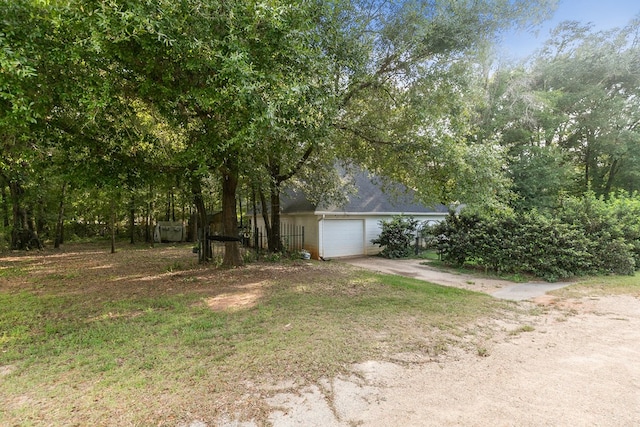 108 Mulberry Ct, Dothan, AL 36303 - view of yard featuring driveway and an attached garage
