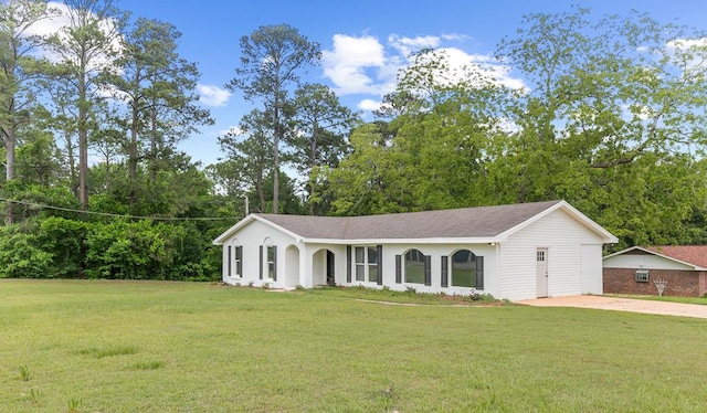 685 Hodgesville Rd, Dothan, AL 36301 - ranch-style home with concrete driveway and a front lawn