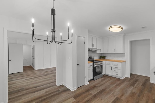 685 Hodgesville Rd, Dothan, AL 36301 - kitchen featuring white cabinetry, a notable chandelier, stainless steel electric stove, and dark wood-type flooring