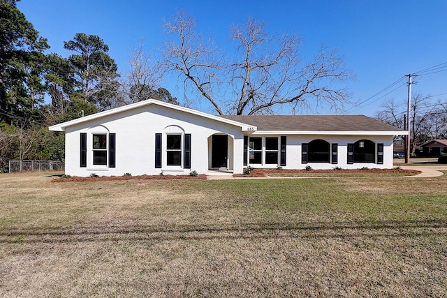 ranch-style home featuring fence, a front lawn, and stucco siding