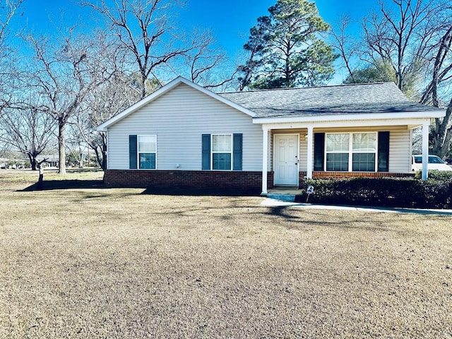 view of front facade featuring a front lawn