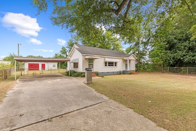 view of front of home featuring a carport and a front lawn