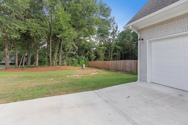 view of yard featuring a patio area