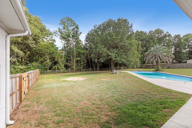 view of yard featuring a fenced in pool