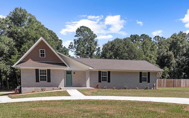 view of front of property featuring a front yard