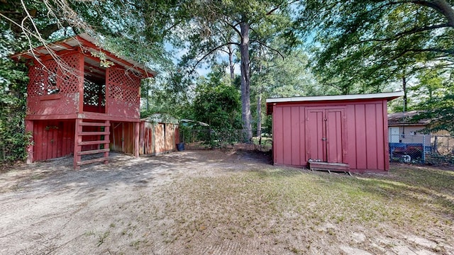 view of yard with a shed