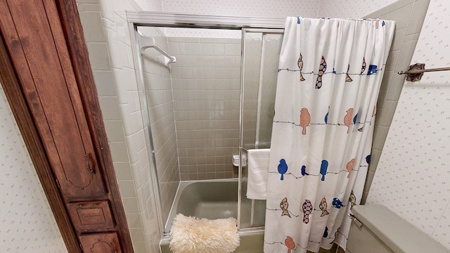 full bathroom featuring wallpapered walls and toilet