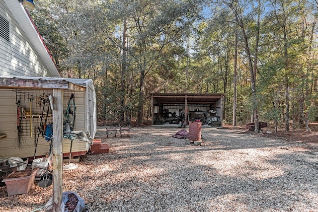 view of yard featuring an outdoor structure