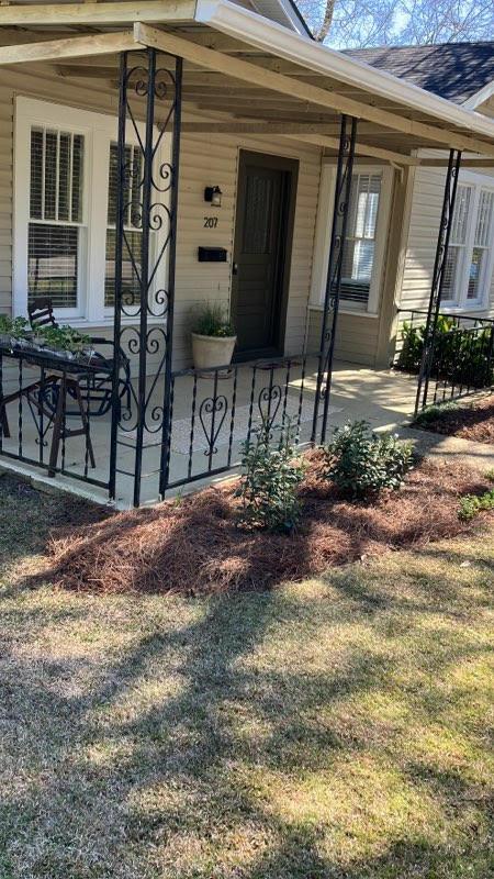 property entrance featuring a porch