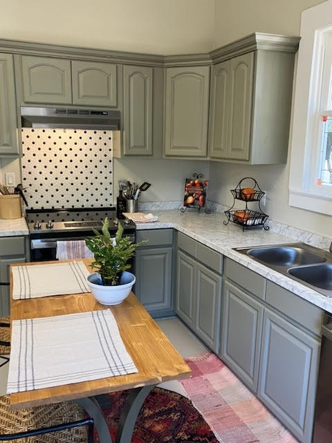 kitchen featuring stainless steel electric range oven, a sink, gray cabinets, and under cabinet range hood