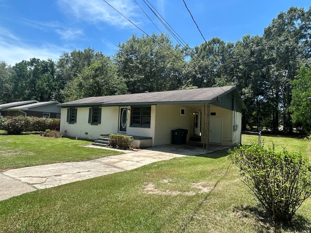 402 Reid Dr, Dothan, AL 36301 - view of front of property featuring driveway, a carport, and a front lawn