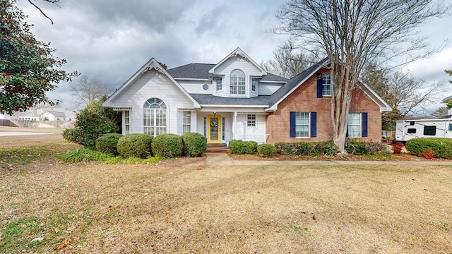 view of front of home featuring a front yard