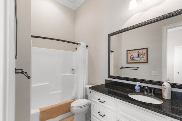 full bath with vanity, crown molding, toilet, and shower / bath combo