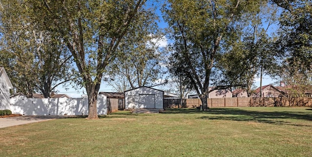 view of yard featuring an outbuilding