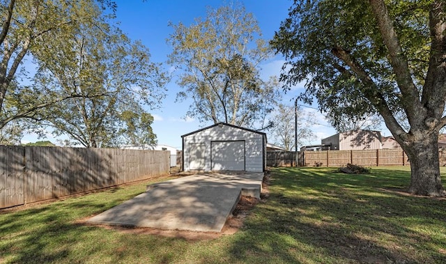 view of yard featuring an outdoor structure