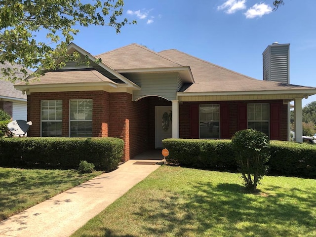 view of front of home featuring a front lawn