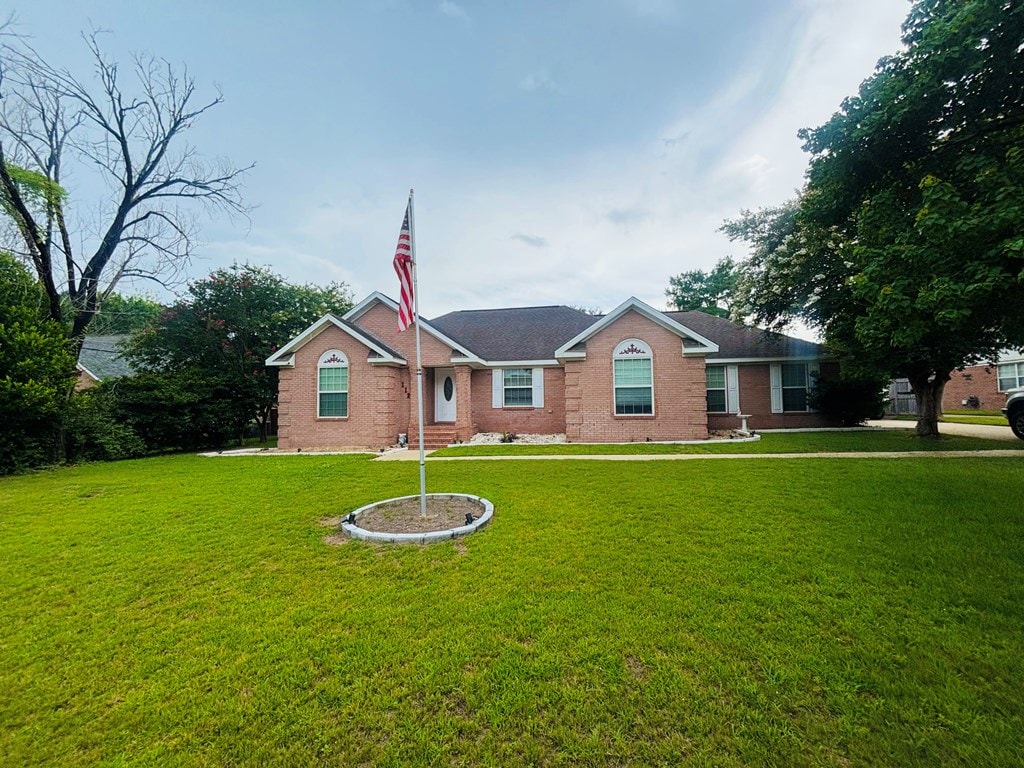 112 Vixen Ct, Dothan, AL 36305 - ranch-style home with a front yard and brick siding