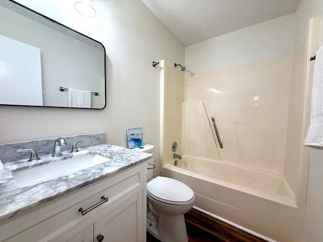 2419 Creekwood Dr, Dothan, AL 36301 - full bath featuring washtub / shower combination, a textured ceiling, vanity, and wood finished floors