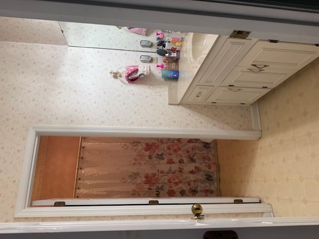 104 Wellston Ct, Dothan, AL 36305 - bathroom featuring wallpapered walls