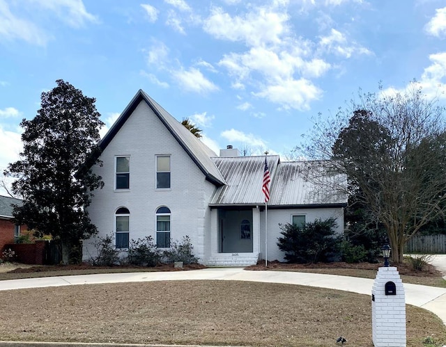 view of front of home with a front lawn