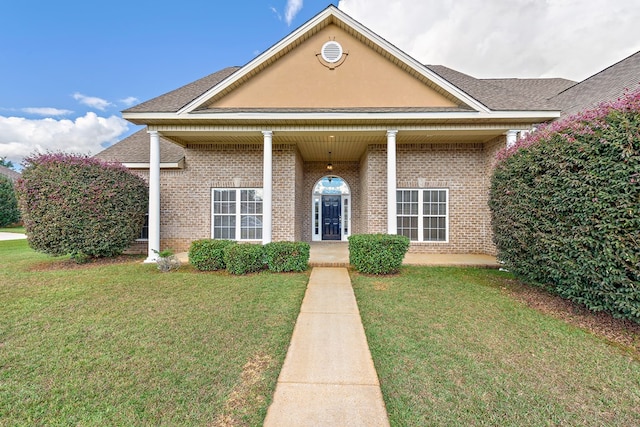 view of front facade featuring a front yard