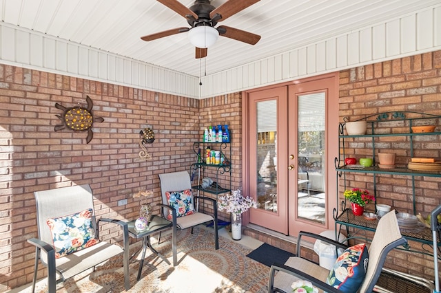 sunroom featuring a ceiling fan