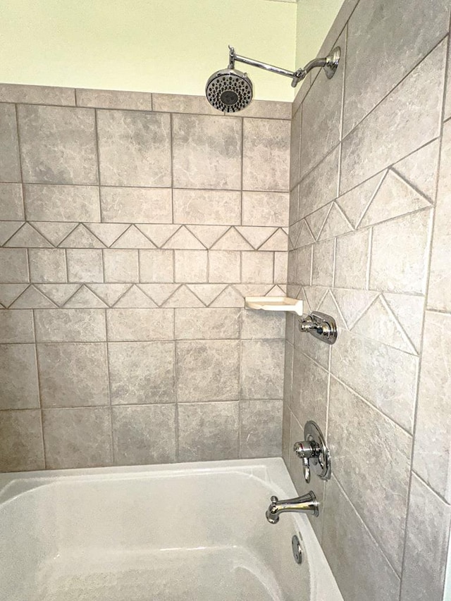 bathroom featuring tiled shower / bath