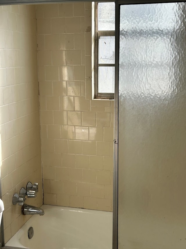 bathroom featuring tiled shower / bath combo