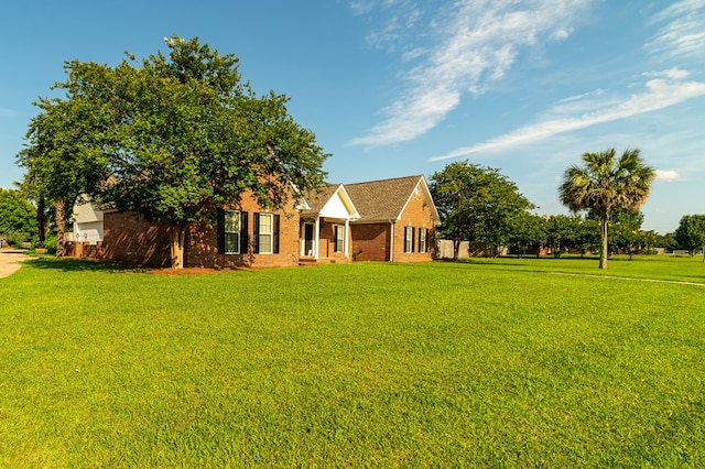 view of front facade with a front yard