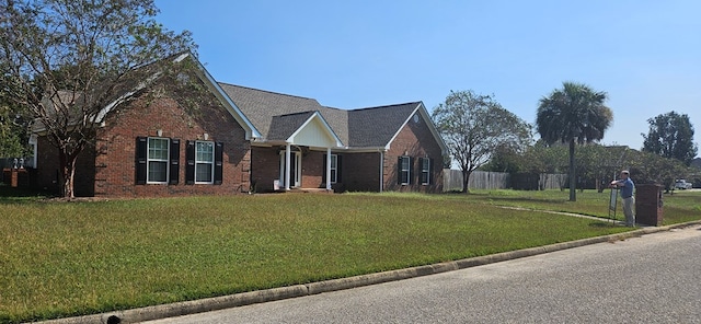 view of front of property featuring a front yard