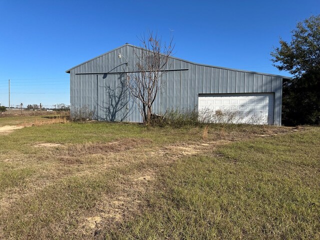 view of outdoor structure featuring a yard