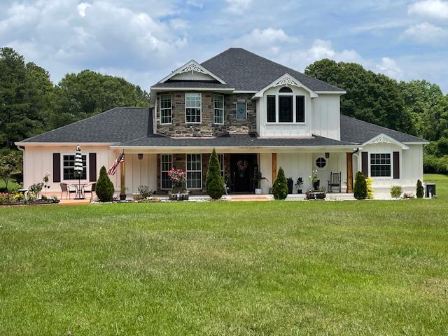 view of front of house with a front lawn