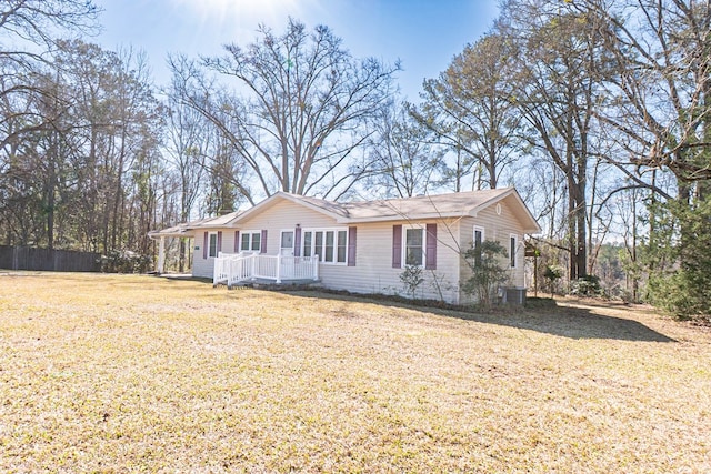 single story home featuring a front lawn