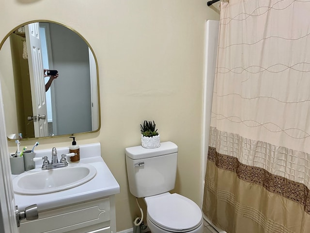 full bath featuring vanity, a shower with shower curtain, and toilet