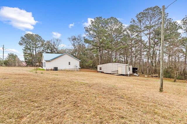 view of yard featuring a storage unit