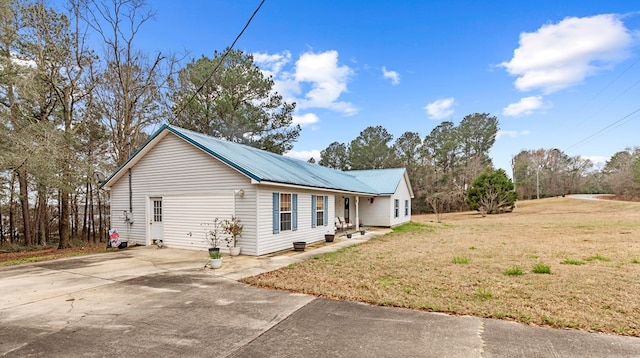 view of side of property featuring a lawn