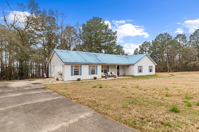 ranch-style home featuring a front yard and covered porch