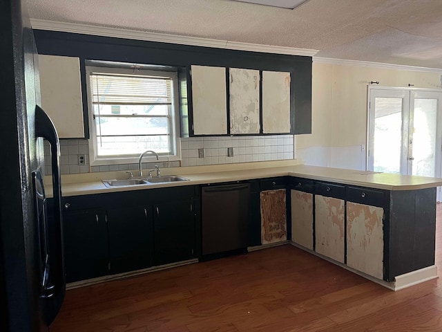 kitchen with sink, tasteful backsplash, wood-type flooring, ornamental molding, and black appliances