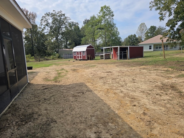 view of yard featuring an outdoor structure