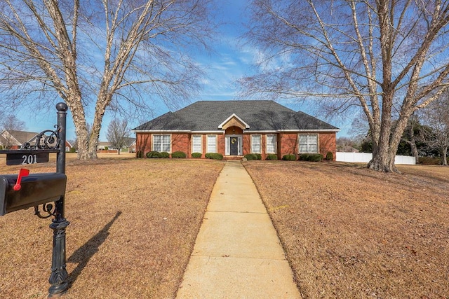 single story home with a front lawn