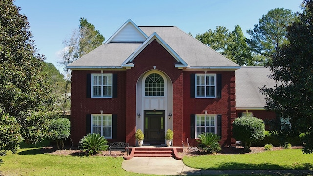 view of front facade featuring a front lawn