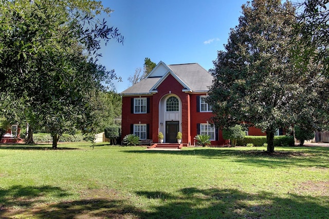 colonial inspired home featuring a front yard