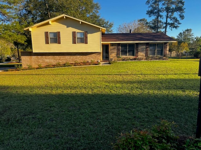 split level home featuring a front lawn