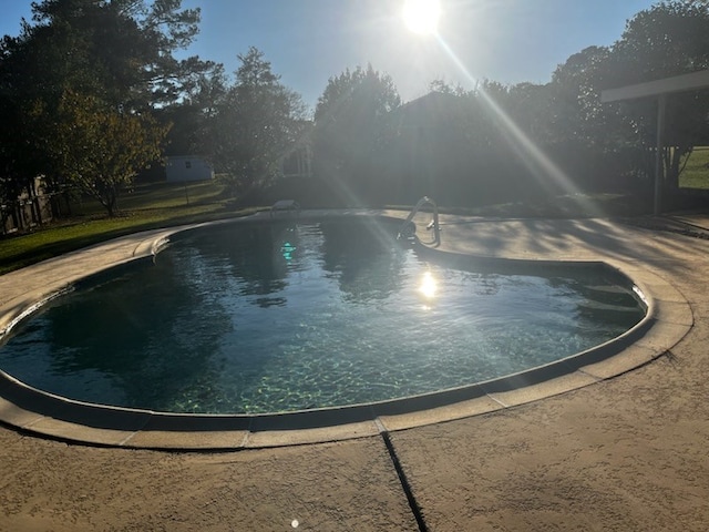 view of swimming pool