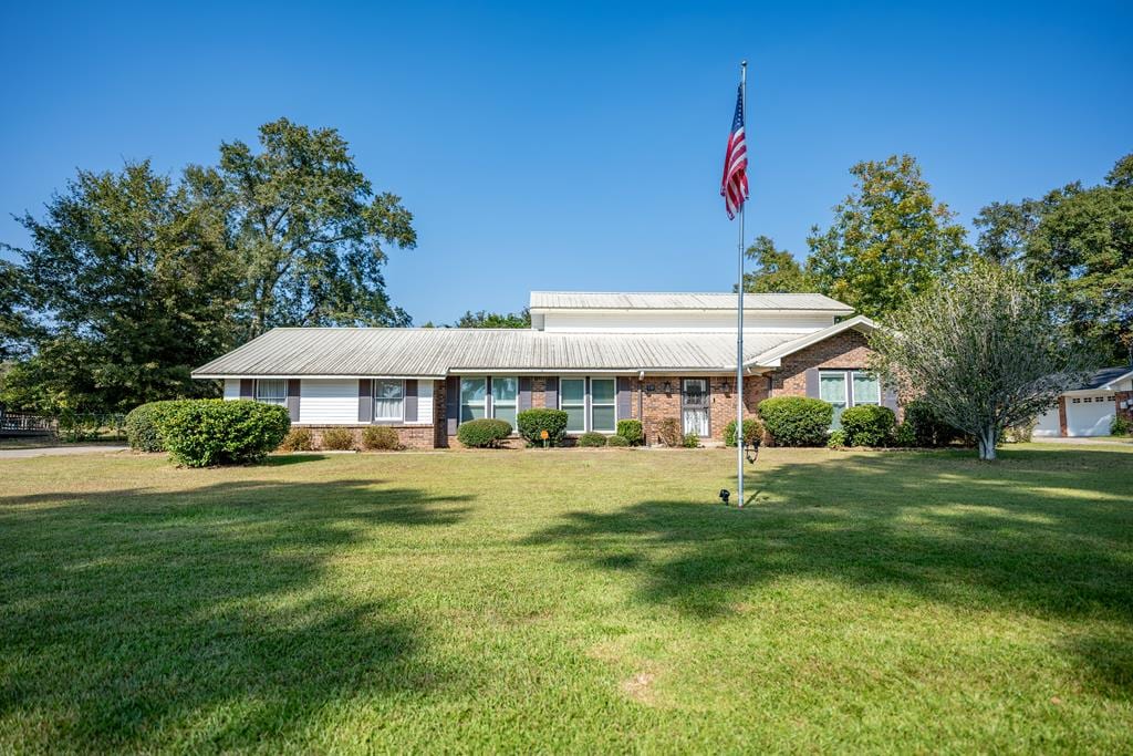 single story home featuring a front yard